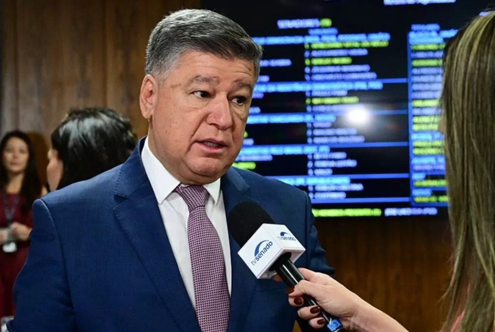 Senador Carlos Viana denuncia falhas de controle em fraudes do INSS e pressiona por depoimentos