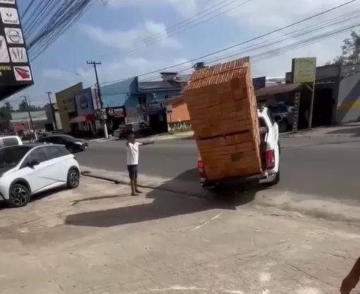 Homem se recusa a pagar frete e acaba espalhando carga ao transportar em caminhonete